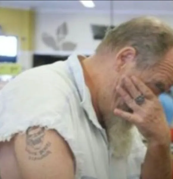 Veteran unable to pay for his groceries turns around to hear customer say “It’s our turn”