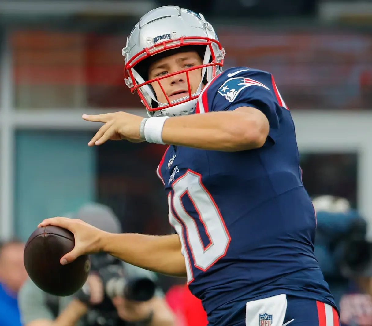 Patriots Starter Says Drake Maye ‘Looks Better’ Than All-Pro Rival