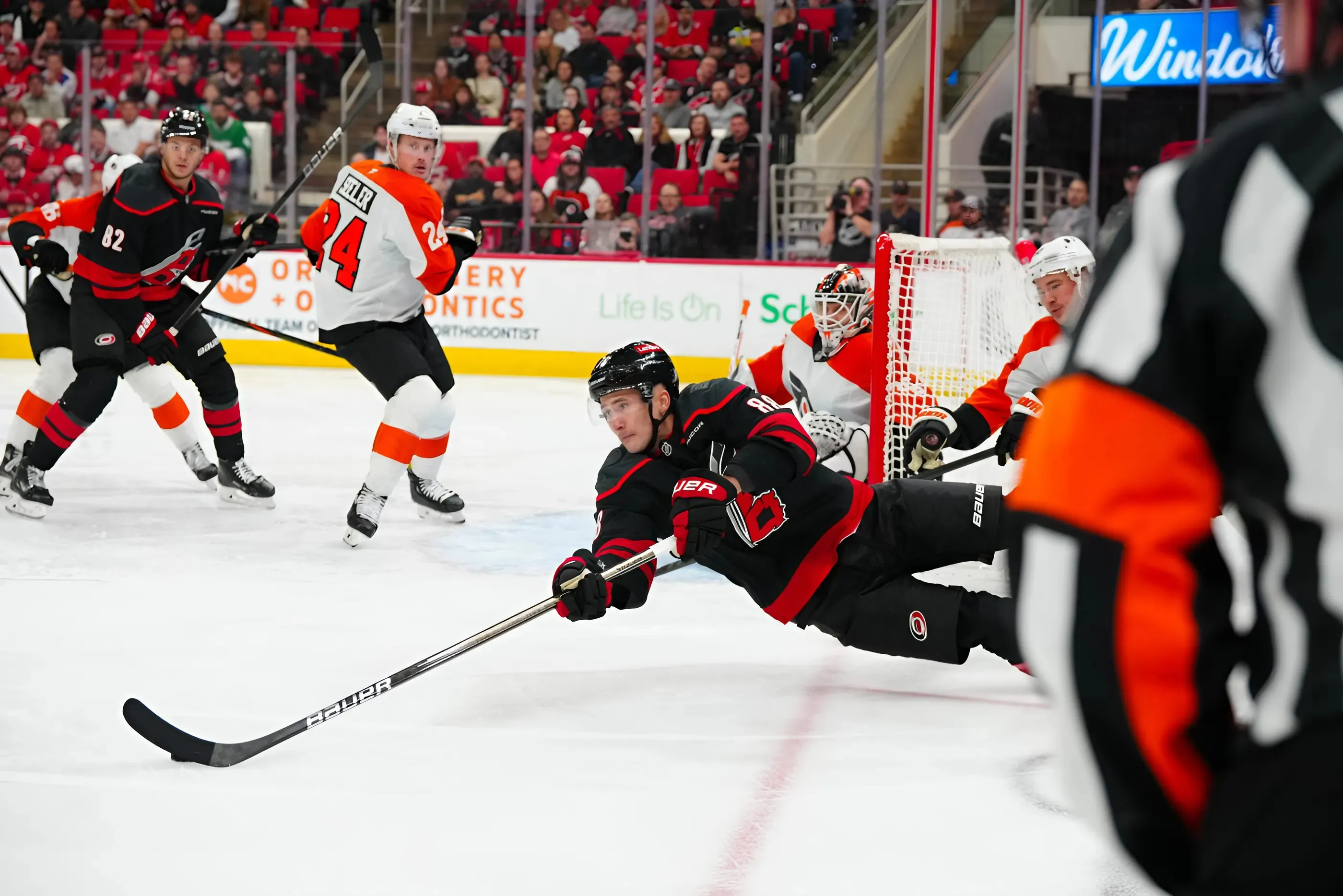 Flyers fall in dramatic fashion to Hurricanes by 6-4 final score