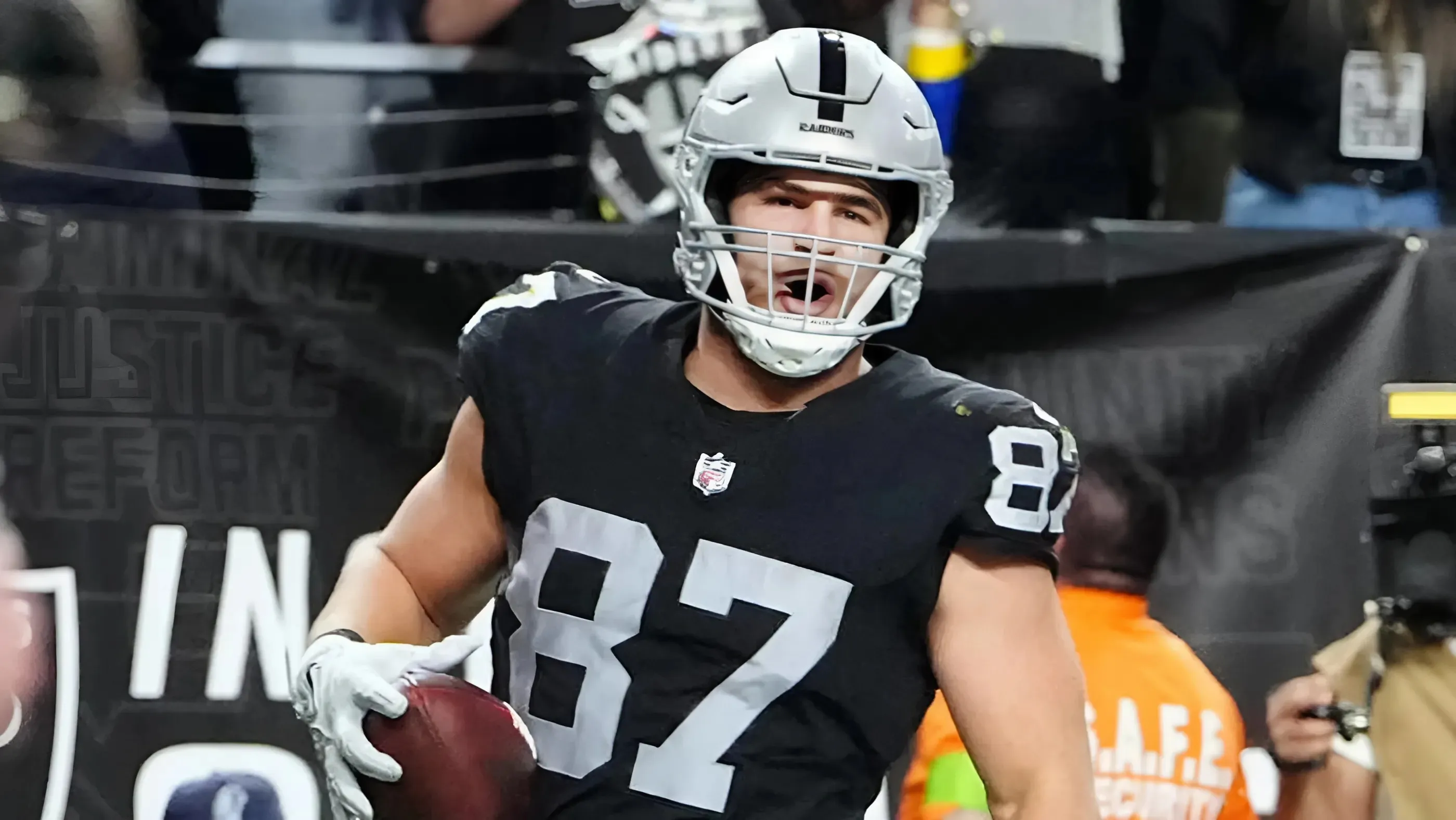 Raiders Make Key Announcement on TE Michael Mayer