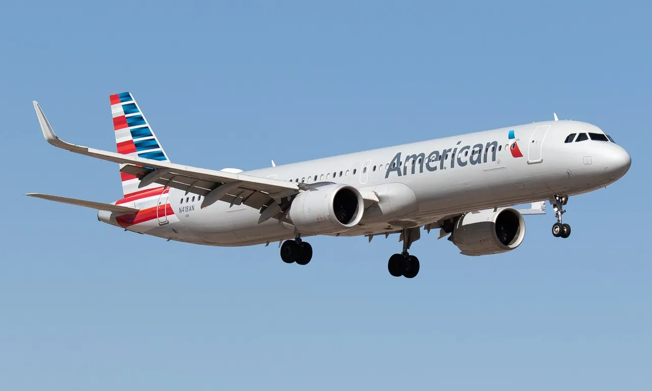 American Airlines Airbus A321neo flies near Honolulu's mountainous terrain after crew error