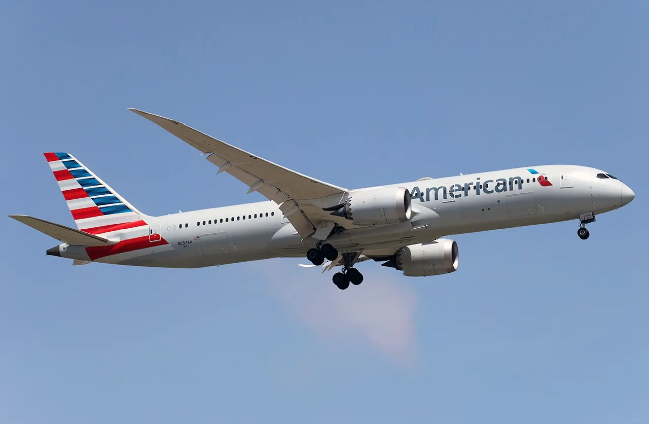 American Airlines B787-8 returns to Miami with gear door problem