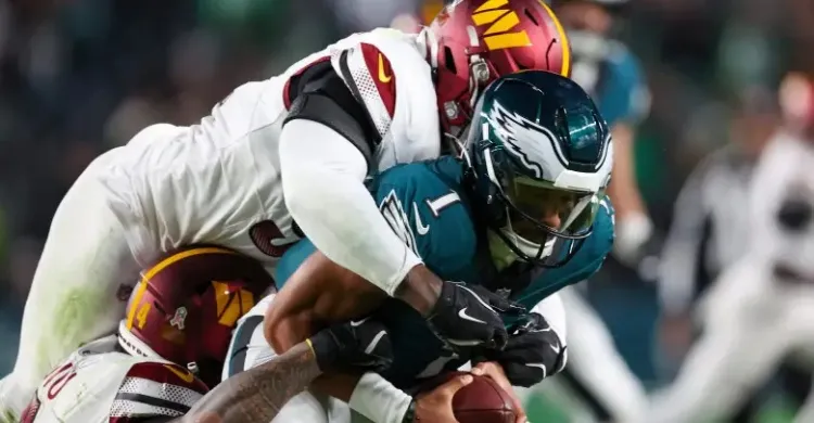 Injury Scare For Eagles’ $255 Million Franchise QB Against NFC East Rival