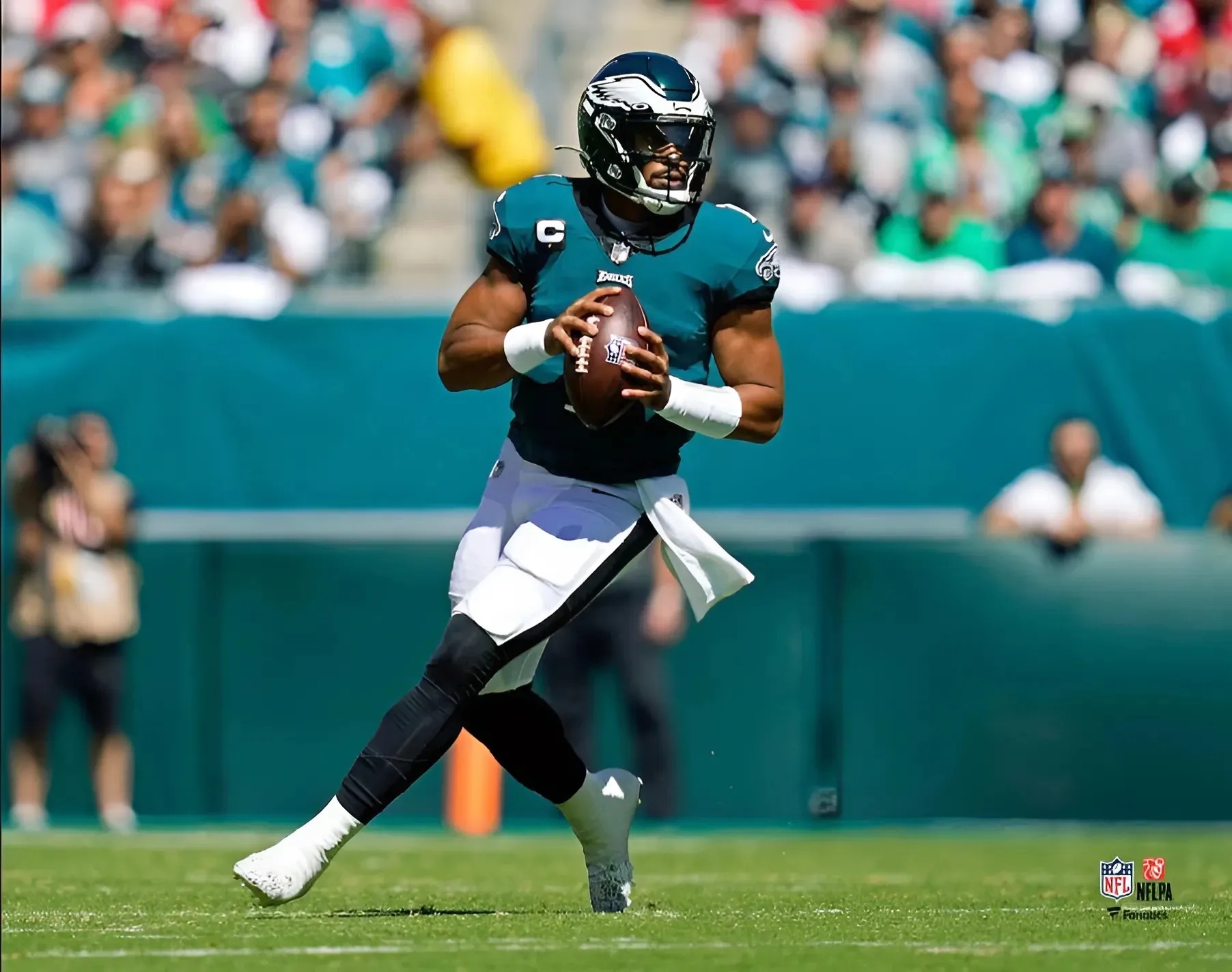 Injury Scare For Eagles’ $255 Million Franchise QB Against NFC East Rival