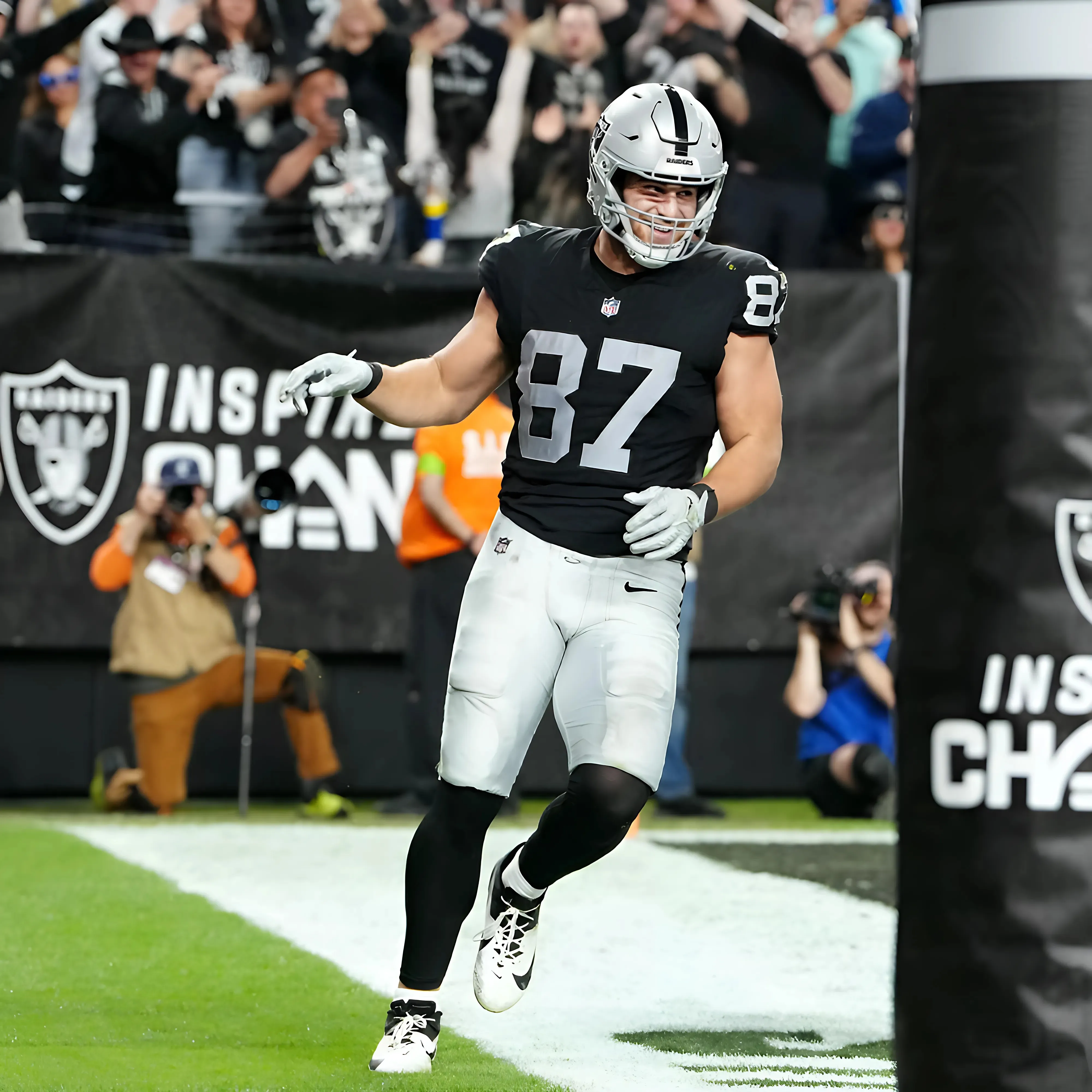 WATCH: Raiders Star TE Speaks On Long-Awaited Return - suong