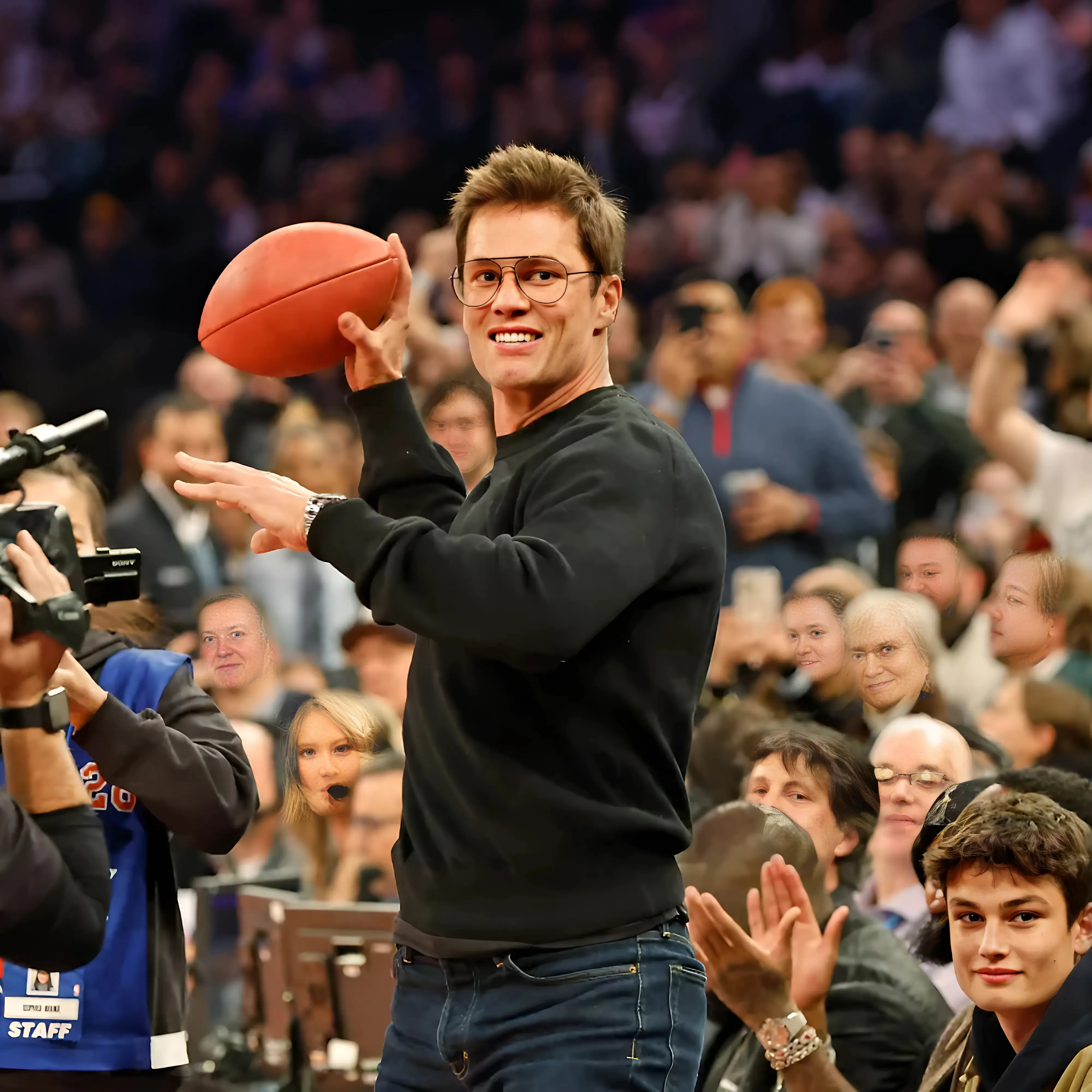 Tom Brady booed loudly, chucks signed football into crowd while courtside at Knicks-Nets