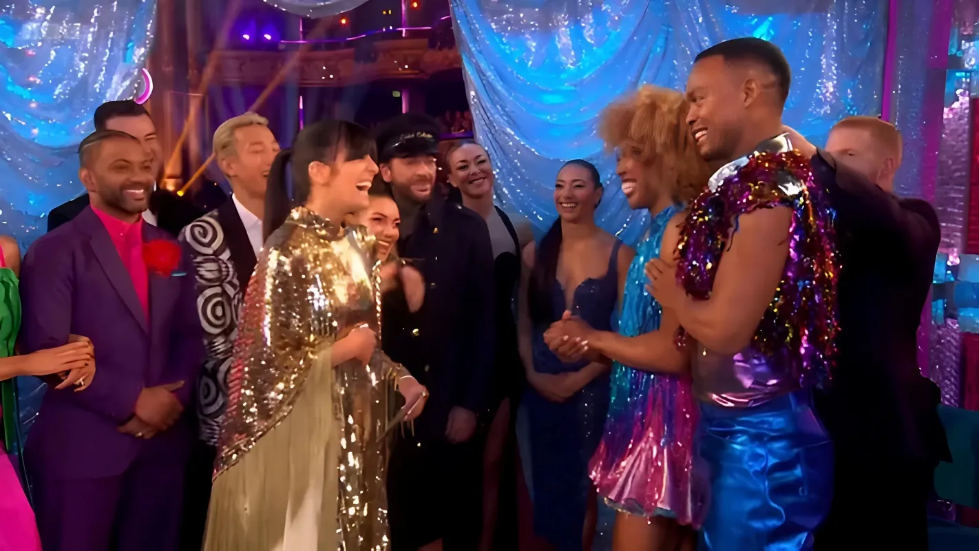 Strictly fans spot ‘outrageously rude’ star acting up in back of group shot at Blackpool week – did you see it? liennhi