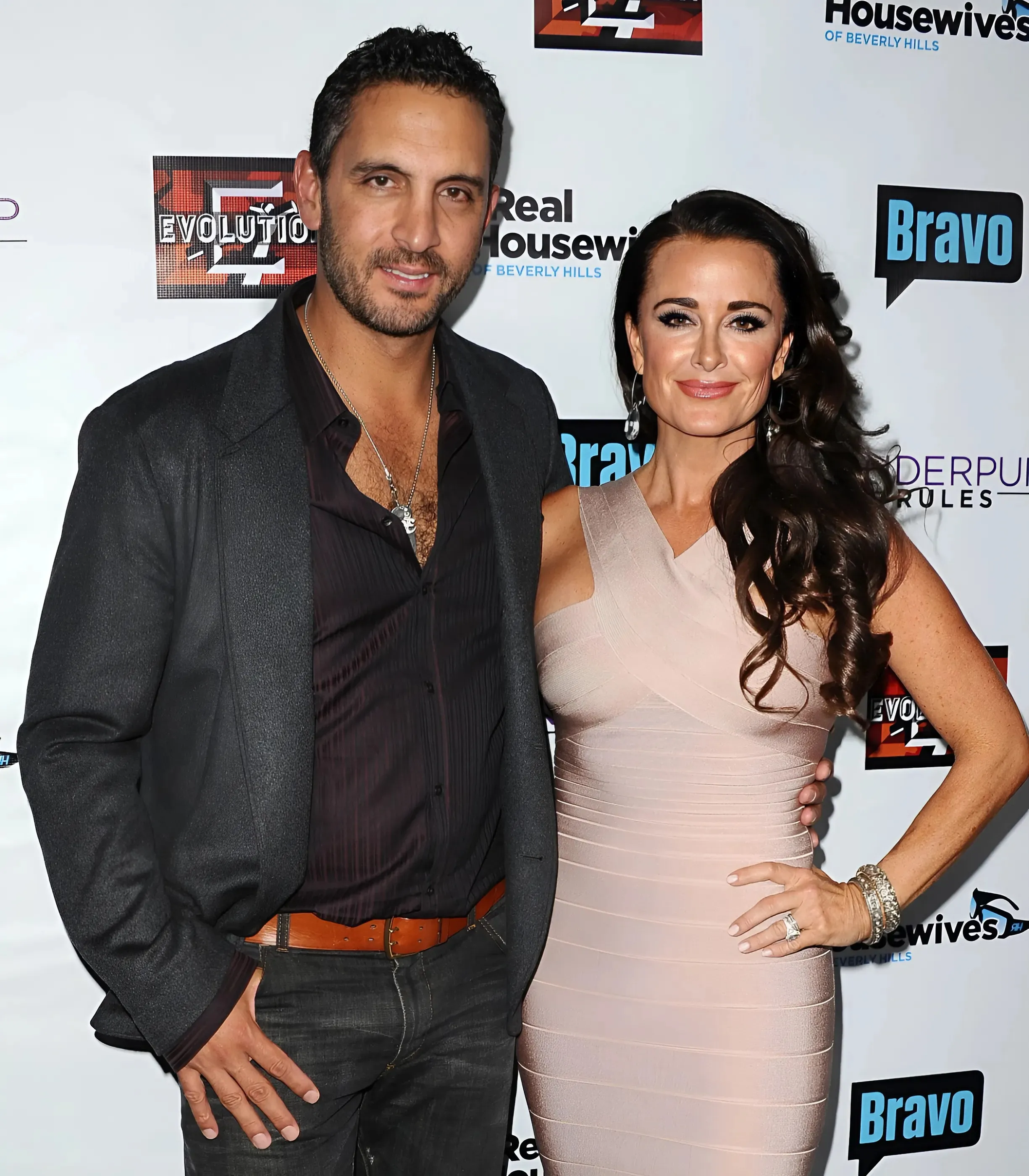 Kyle Richards sheds tears after Mauricio Umansky moves out in RHOBH premiere