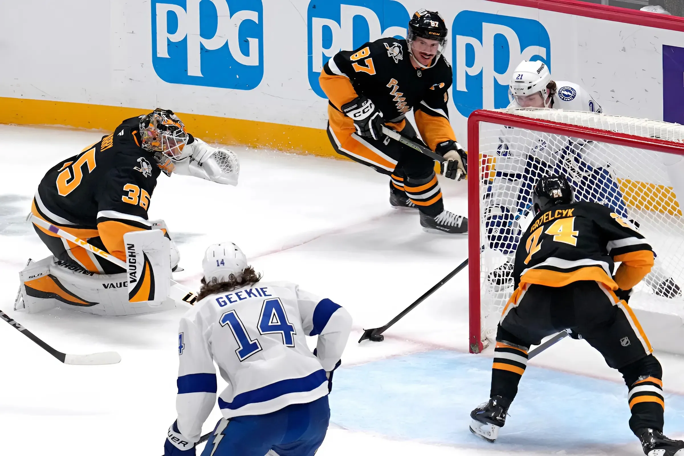 Fans boo goaltender Tristan Jarry as Penguins blow lead in OT loss to Lightning