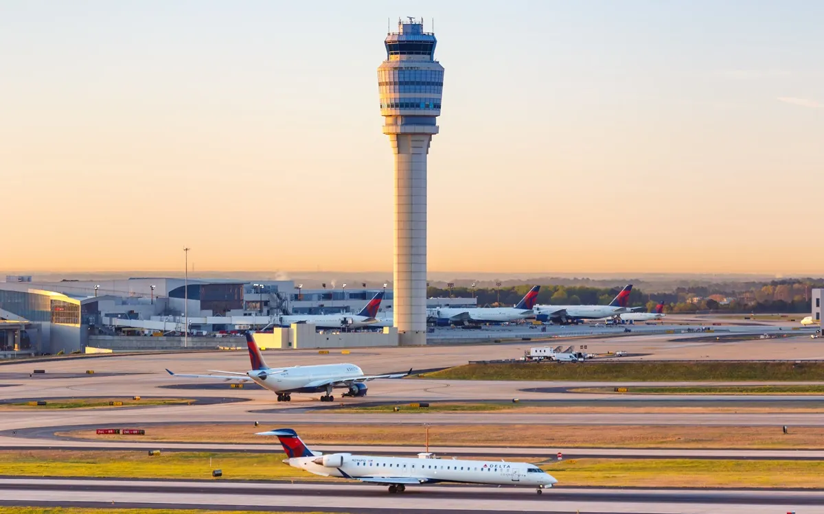 Unusual approach: Why do aircraft turn at the last minute before landing at Reagan national airport?