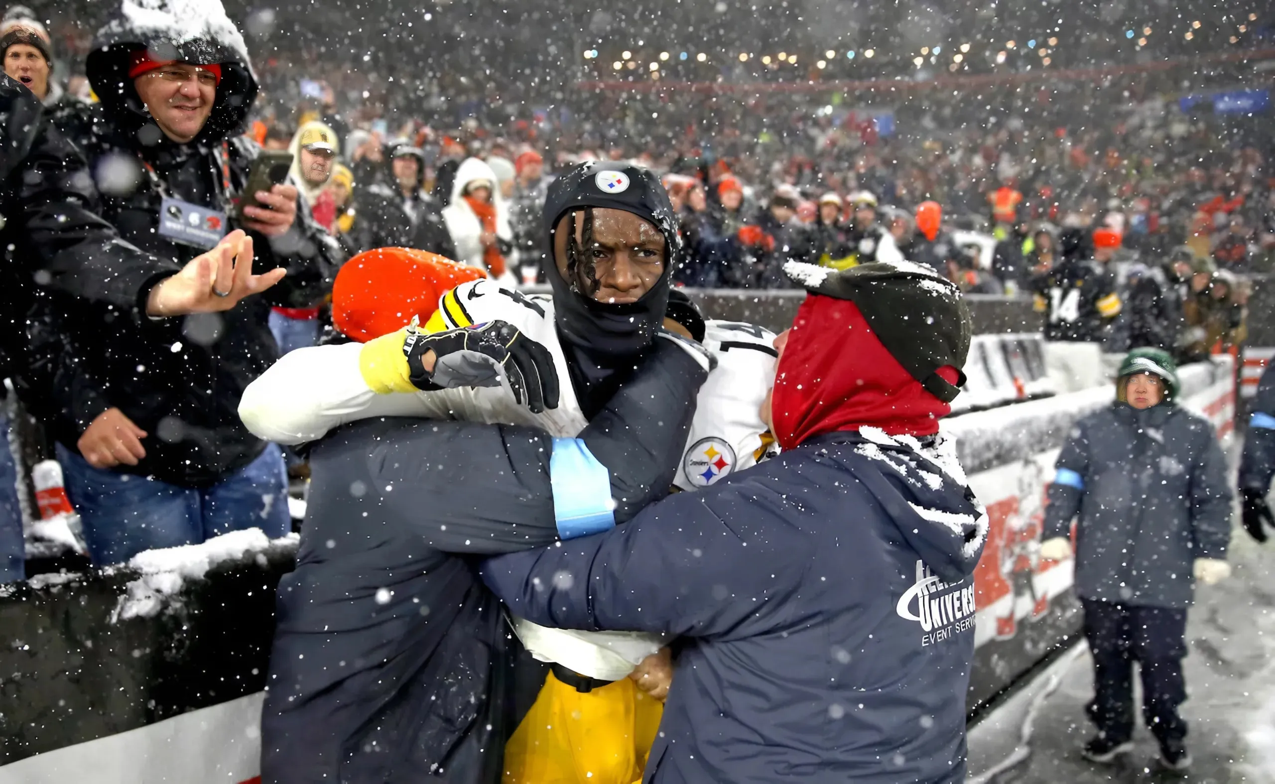 Steelers' George Pickens held back by security in heated moment after loss to Browns