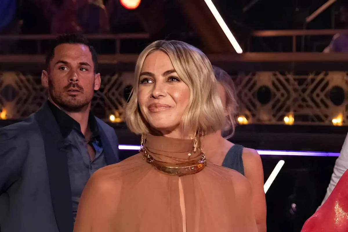 Julianne Hough Left No Crumbs With Her Surprise ‘DWTS’ Performance, Thanks to a Tear-Away Chloe Dress tram