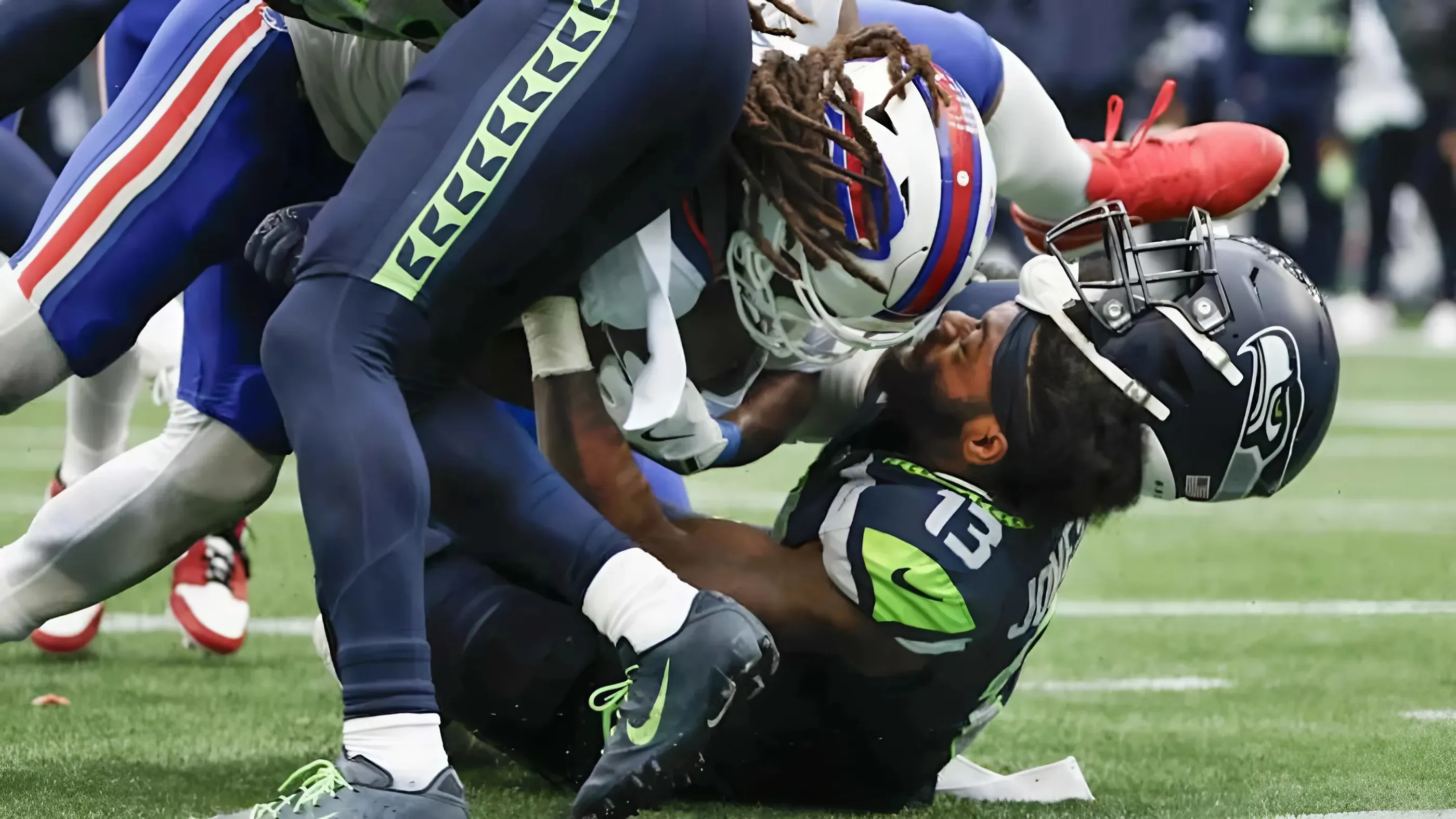 'Dude's a Stud': Julian Love Credits Ernest Jones For Seahawks' Run Game Improvements