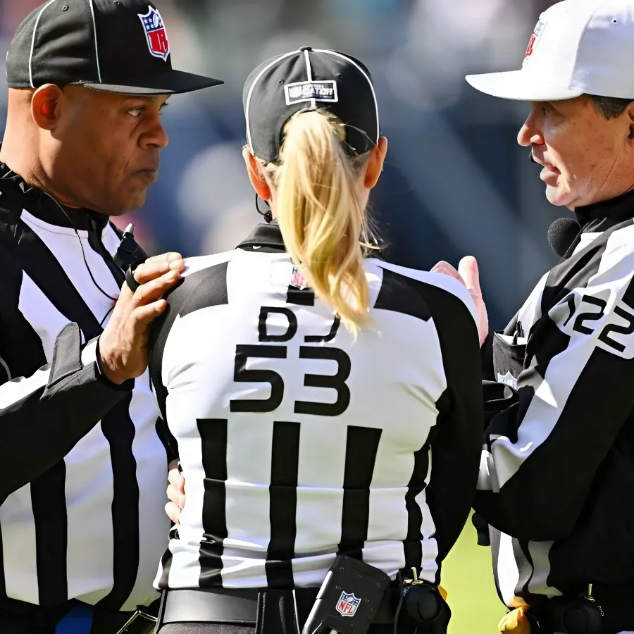 Who are the announcers and referees for the Eagles vs the Rams today?