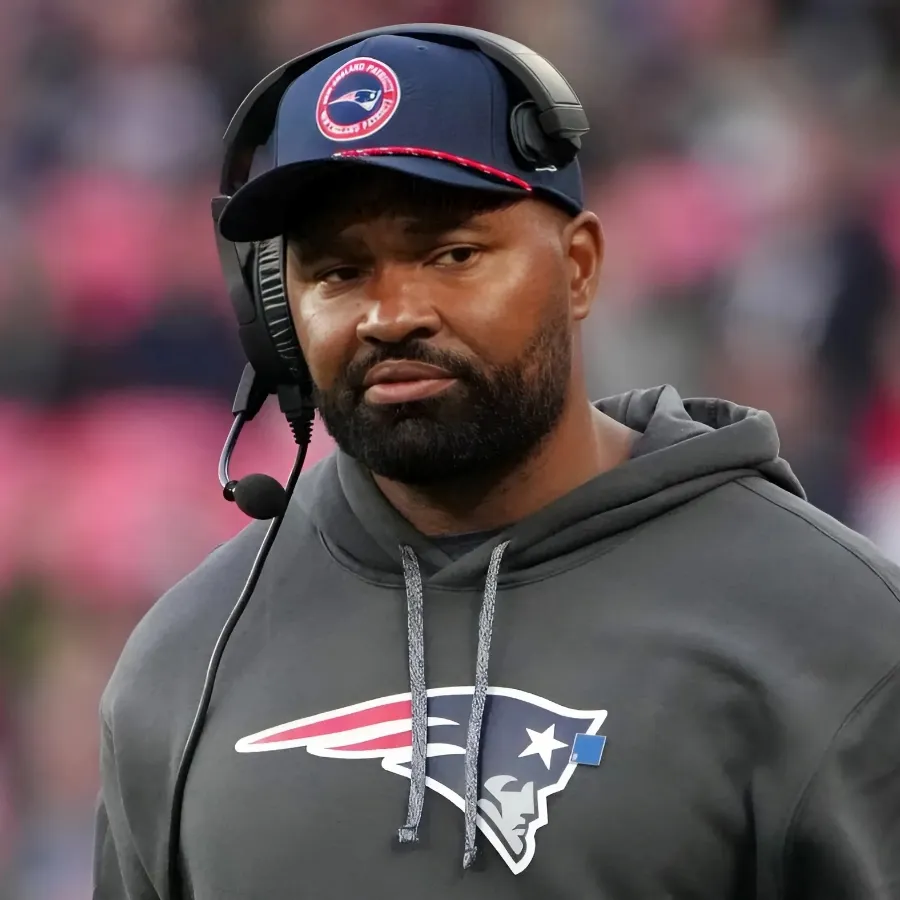 Angry Patriots fans call for drastic Jerod Mayo move after loss to Dolphins