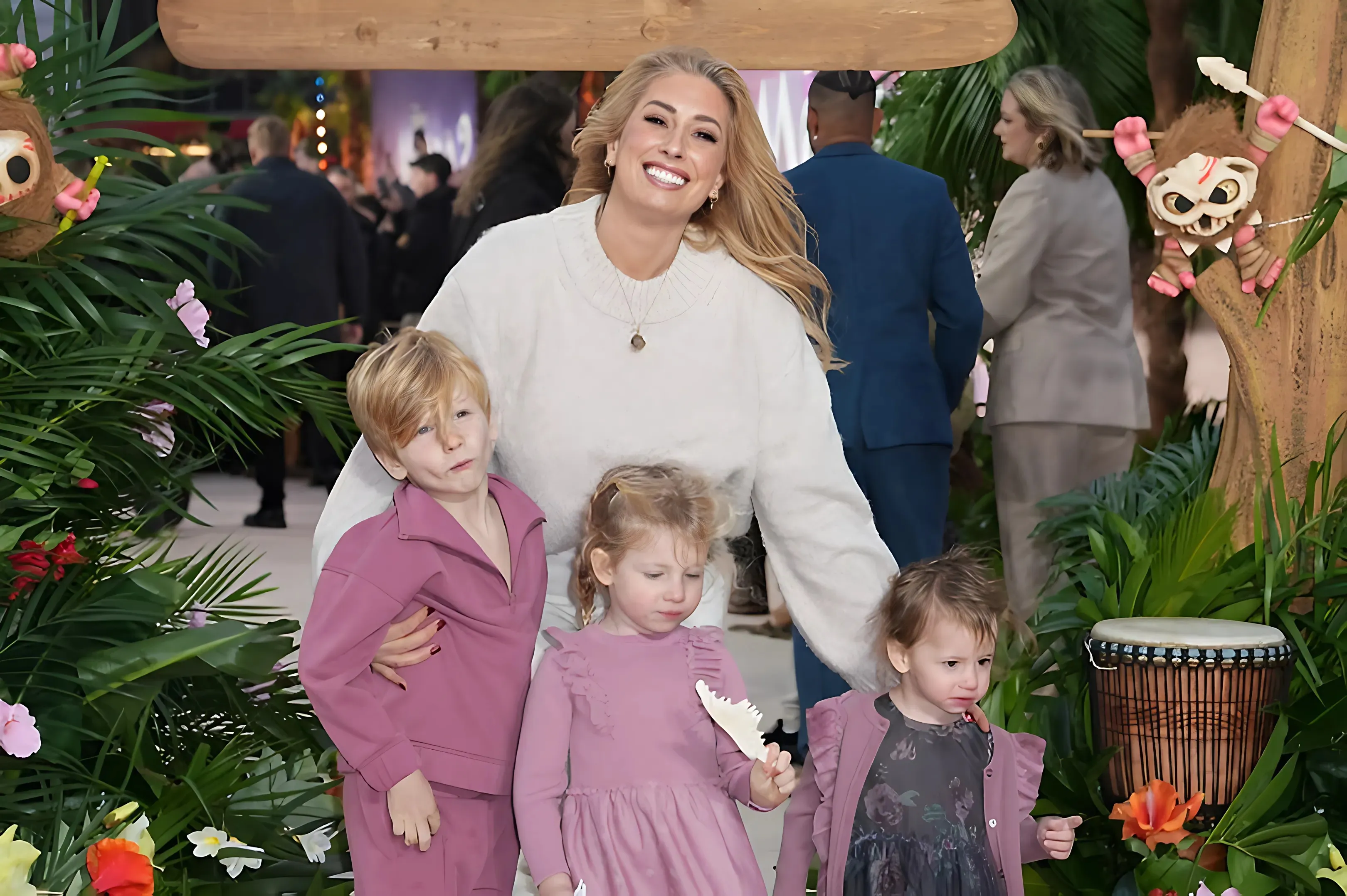 Stacey Solomon Radiates Joy with Youngest Kids at Premiere After Heartwarming Reunion trucc