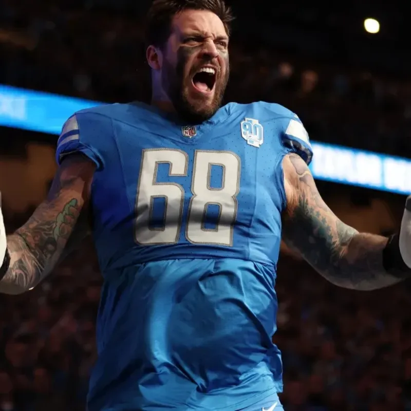 Taylor Decker questionable to return with knee, ankle injuries