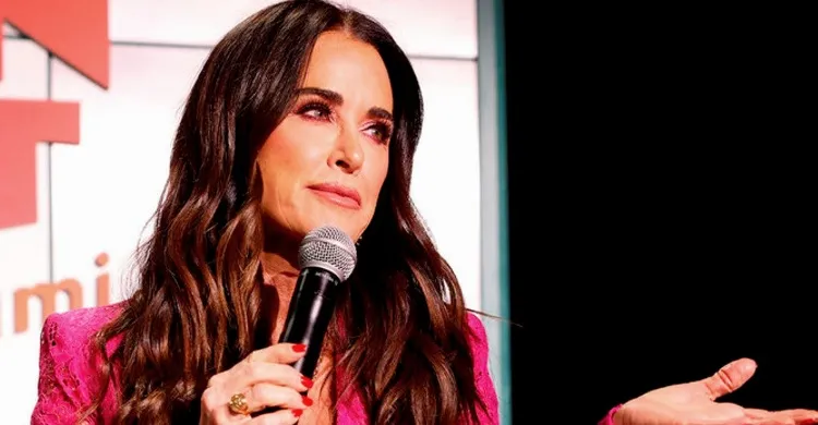 RHOBH Star Kyle Richards is Booed at Bravo Fan Fest for Dodging Question, Plus She Reacts to Sutton’s Refusal to “Bow Down” at Her Altar and Shares Where They Stand, & Live Viewing Thread