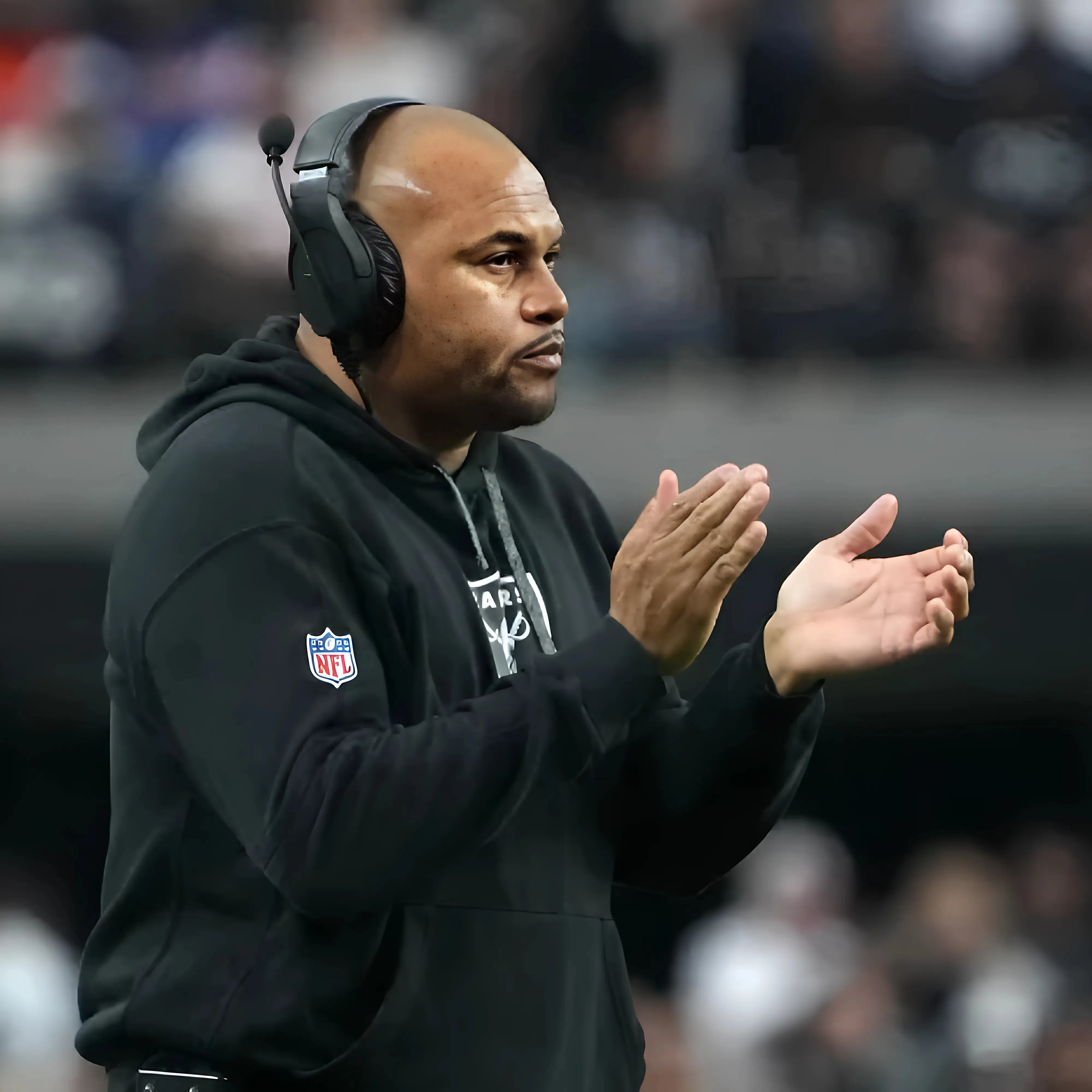 Raiders Coach Antonio Pierce Sparks Controversy Over Comments on Chiefs - suong