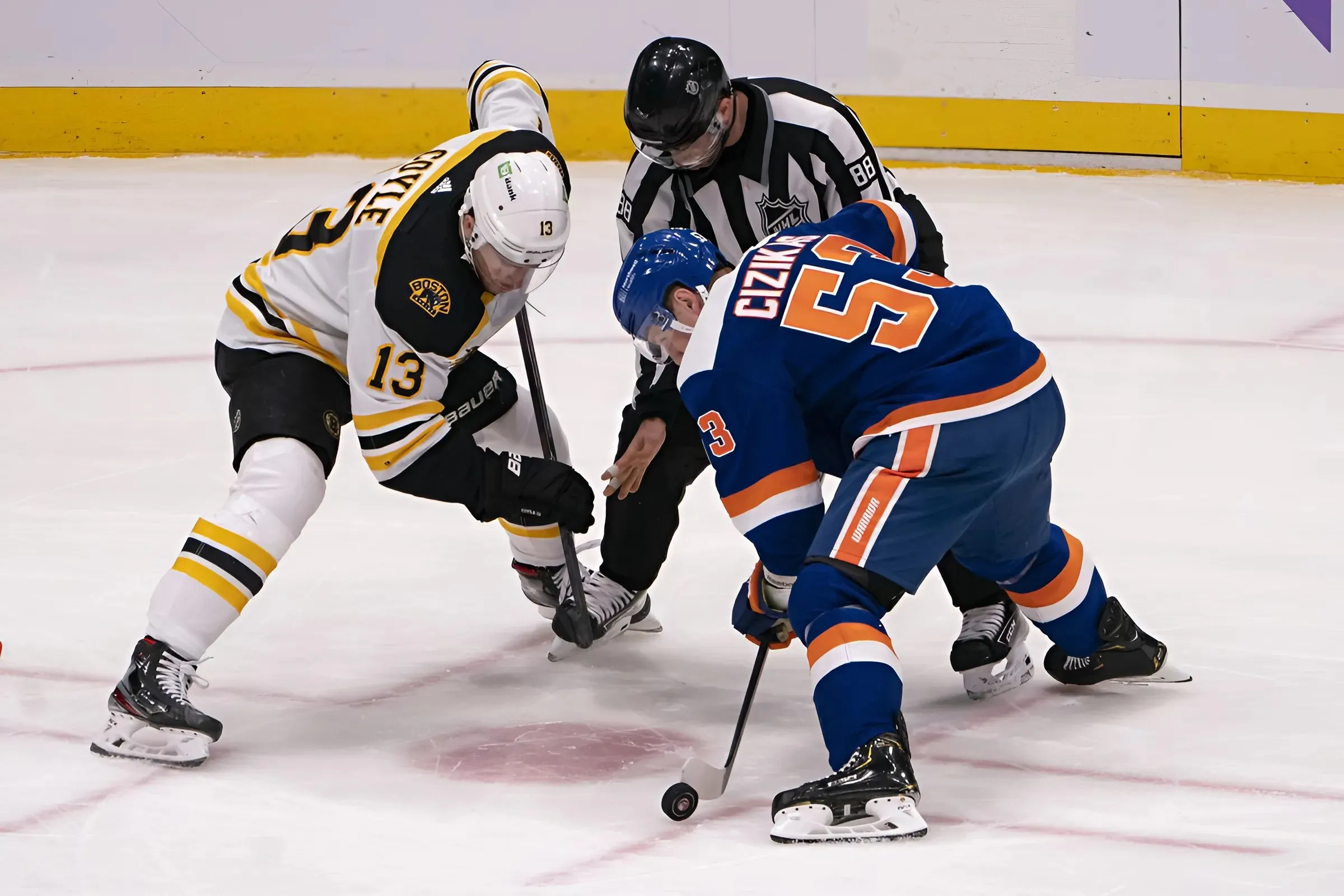 Bruins' three-goal third keeps Islanders reeling