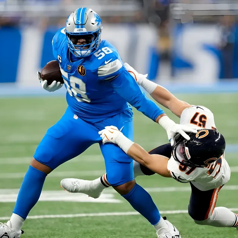 Detroit Lions OT Penei Sewell Goes Viral on Thanksgiving for Vicious Stiff-Arm vs. Bears