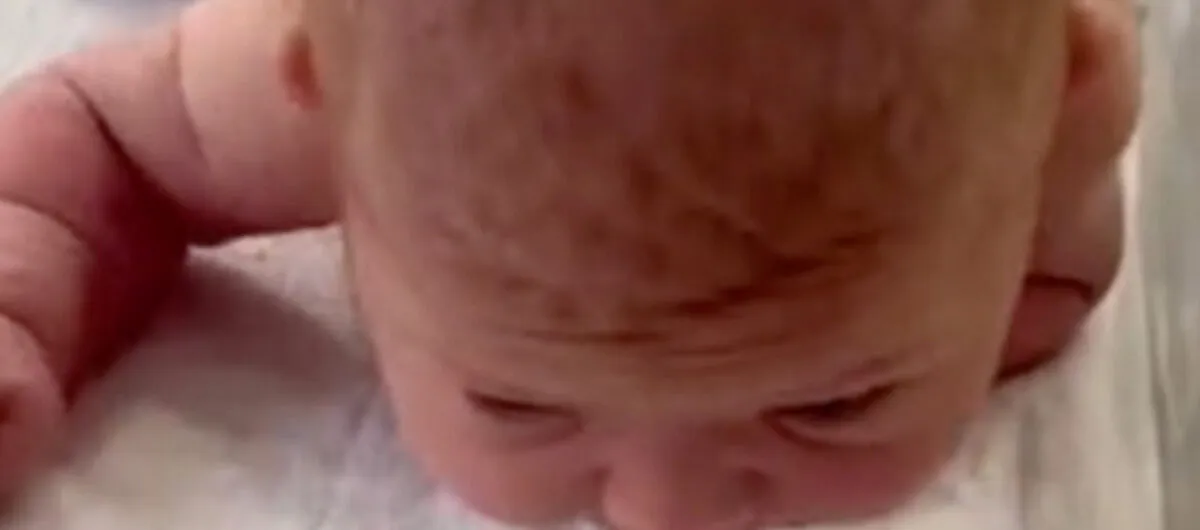 9. First-time mom is stunned when newborn baby lifts her head and crawls across the hospital cot