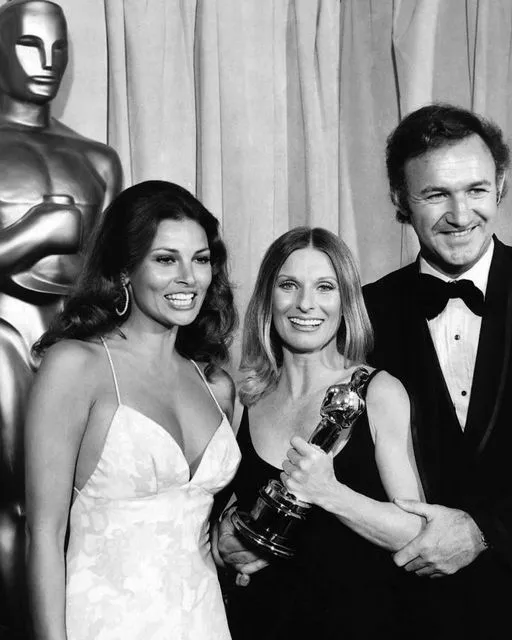 P1. This original Oscars photo from 1972 is not edited. Observe it closely