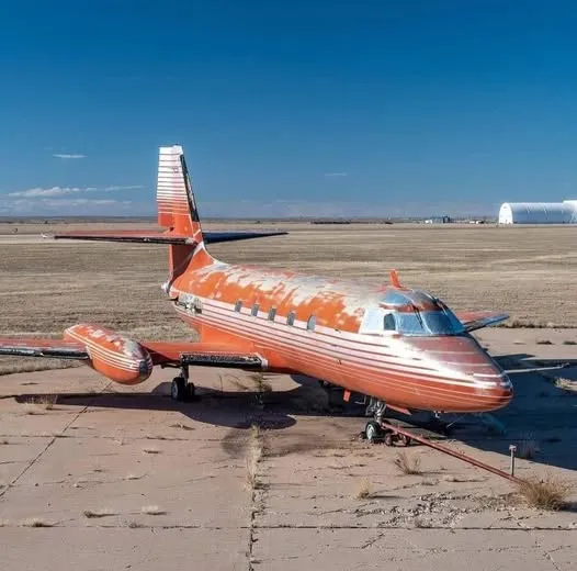 9. Elvis Presley’s 1962 private jet has finally been sold, and the interior is breathtaking