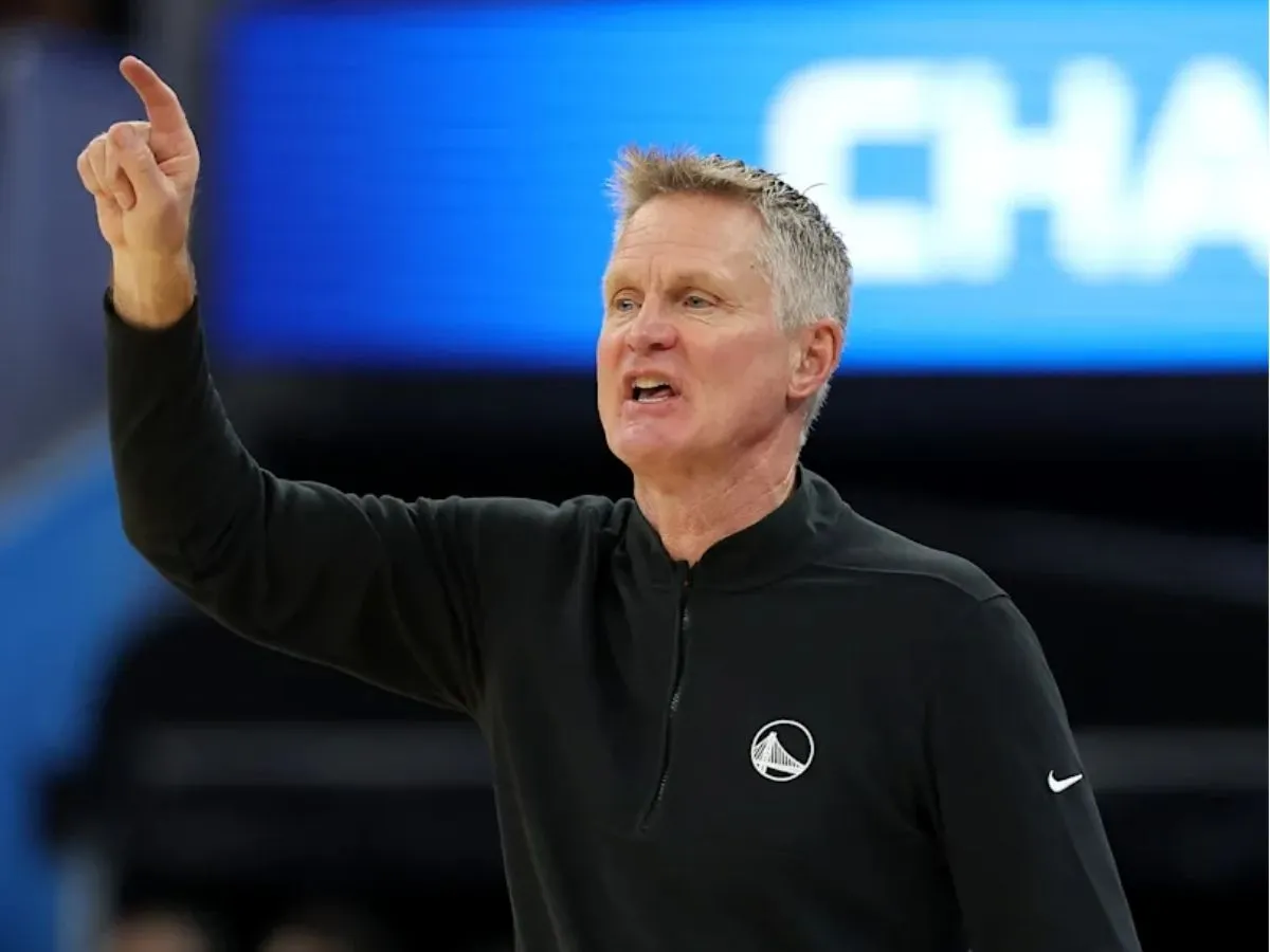 Fans left stunned by Kerr's lineup choice as Warriors offense again falls flat