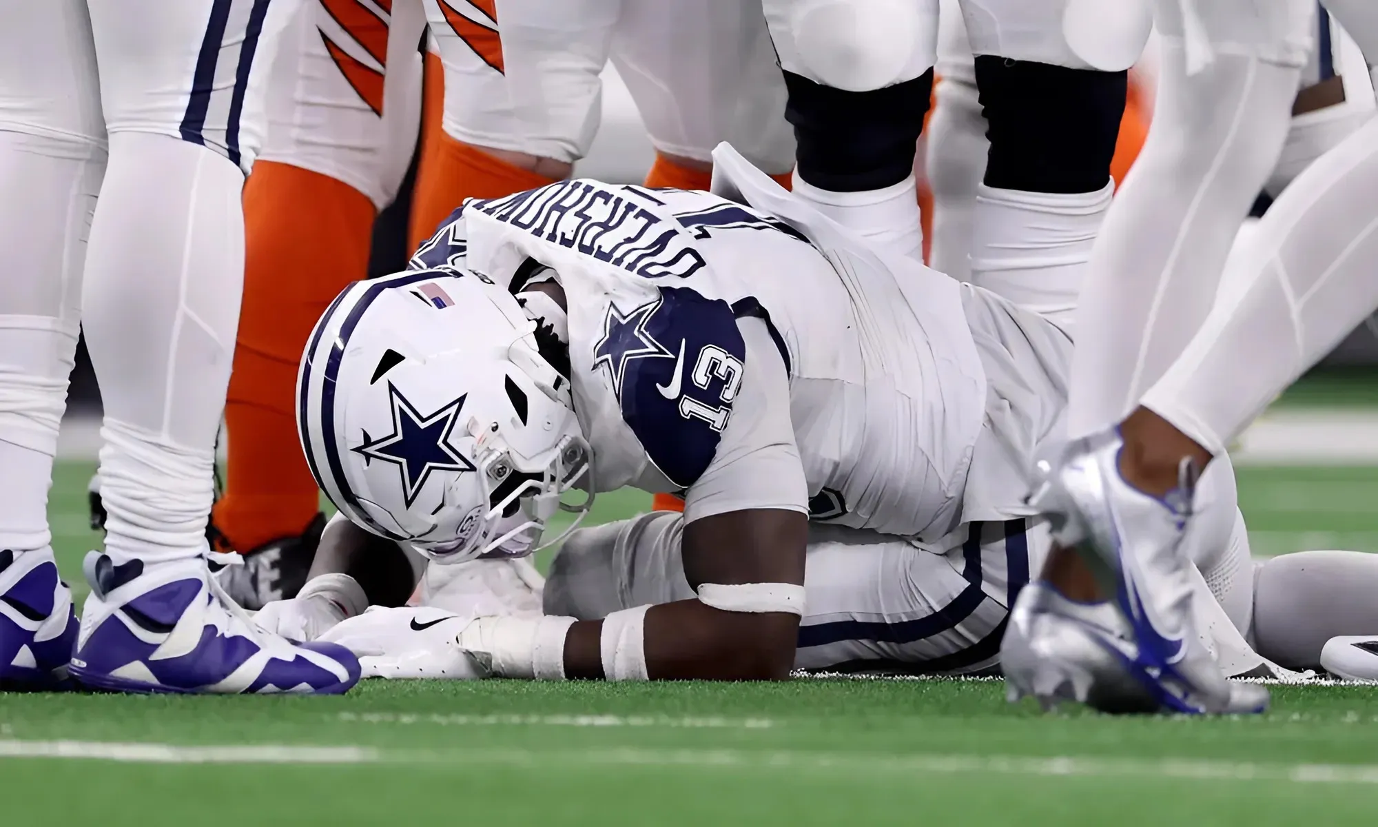 Cowboys LB DeMarvion Overshown Suffers Serious Knee Injury, Could Be Out Until 2026