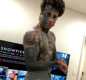 P1. Dad covered in tattoos undergoes transformation for his young daughter