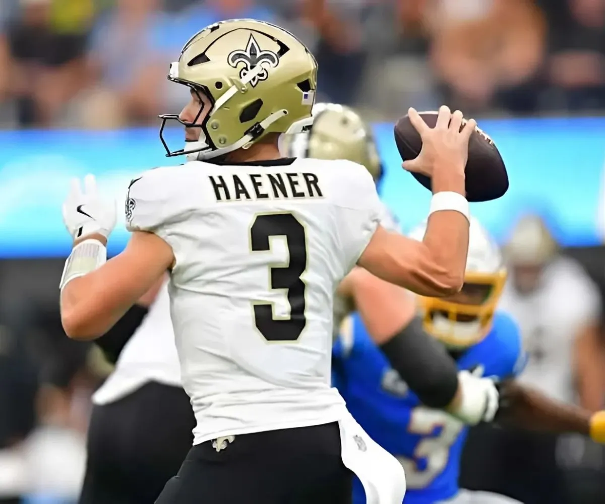 Derek Carr Offers Classy Gesture to Saints QB Jake Haener Before First Career Start