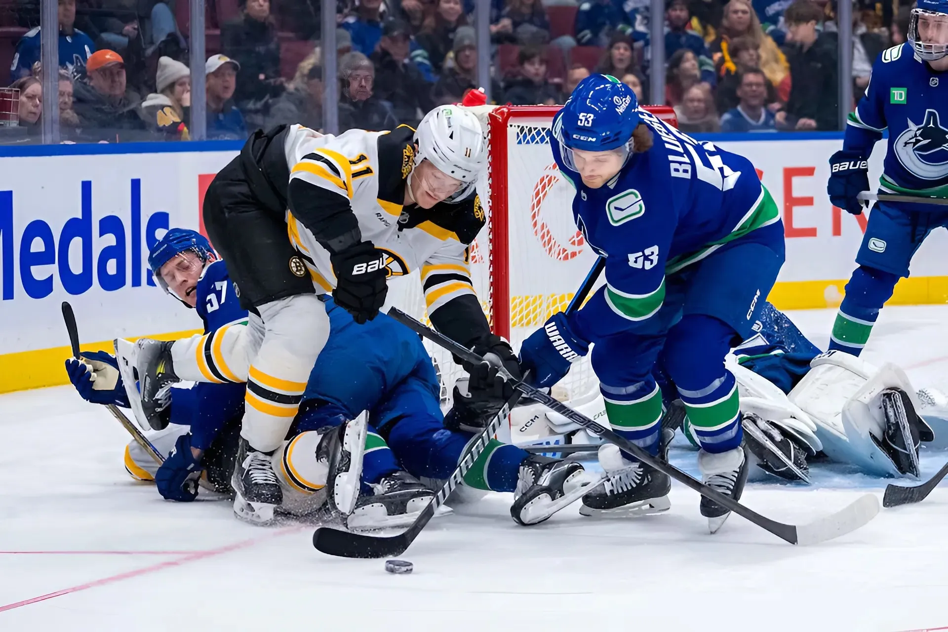 Bruins hammer Canucks on David Pastrnak's milestone night