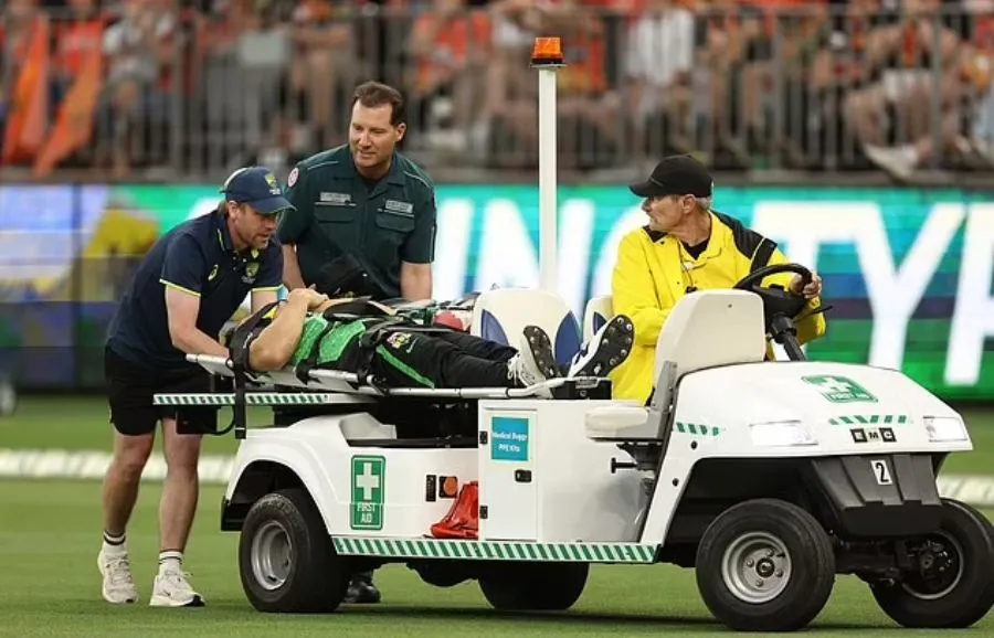 Melbourne Stars issue health update after Hilton Cartwright hospitalised during BBL opener