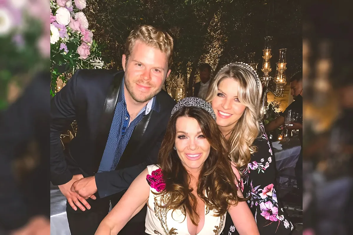 Rediscovered Delight: Lisa Vanderpump Celebrates the Holidays with Her Kids & Ken Todd in Heartwarming Photo - lulu