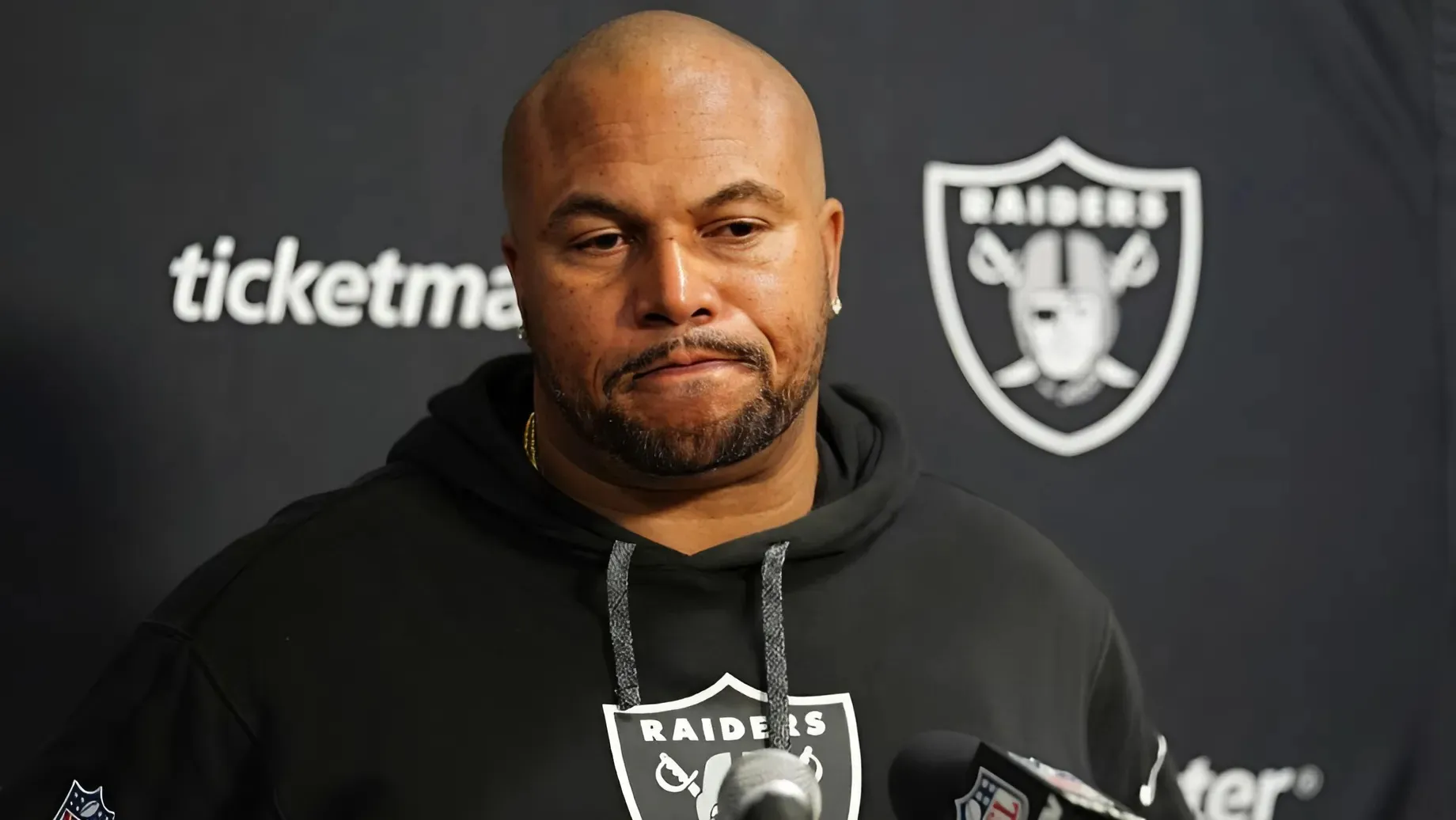 Uncertainty looms over Raiders, coach Antonio Pierce amid 10-game losing streak