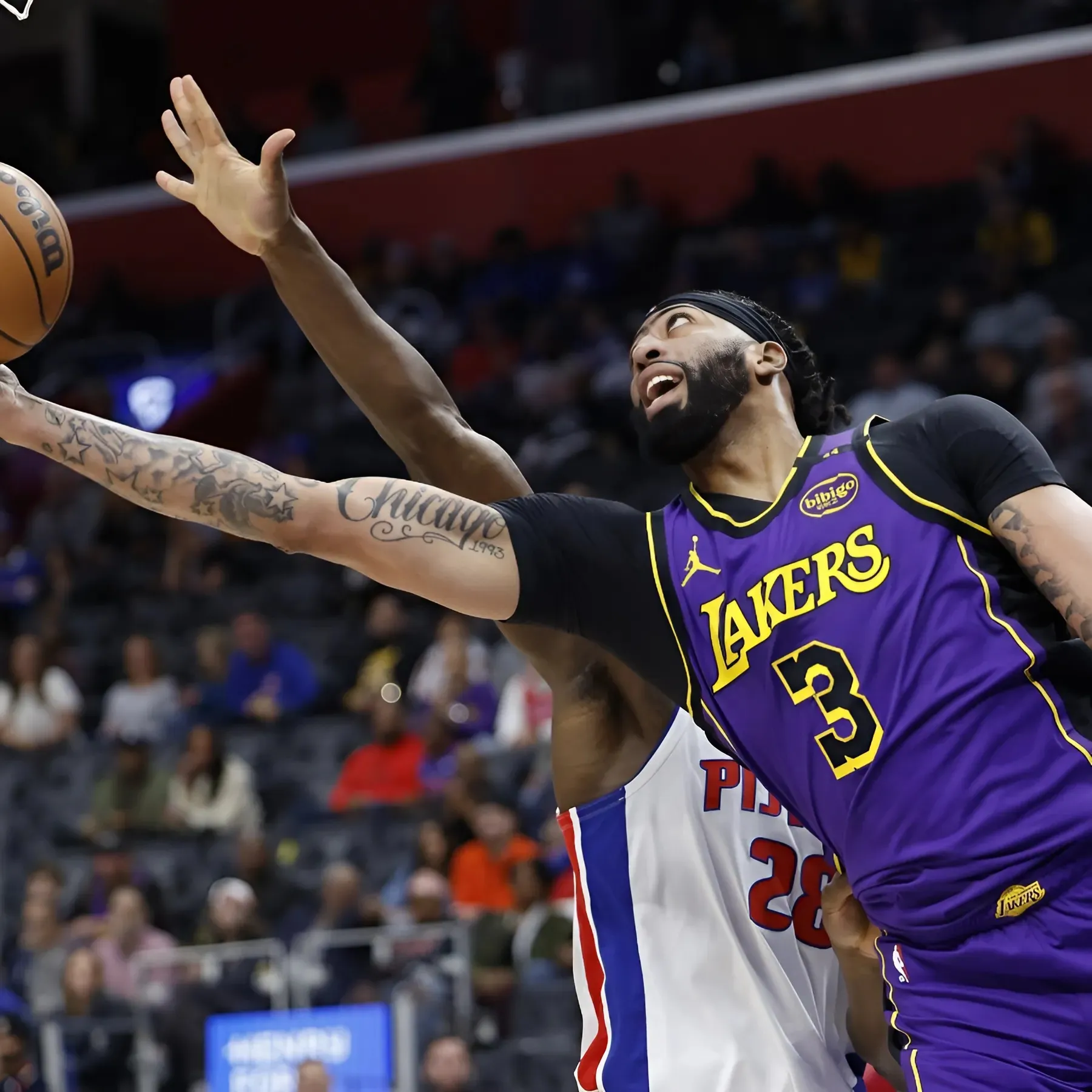 Lakers' Anthony Davis exits Kings game amid injury scare