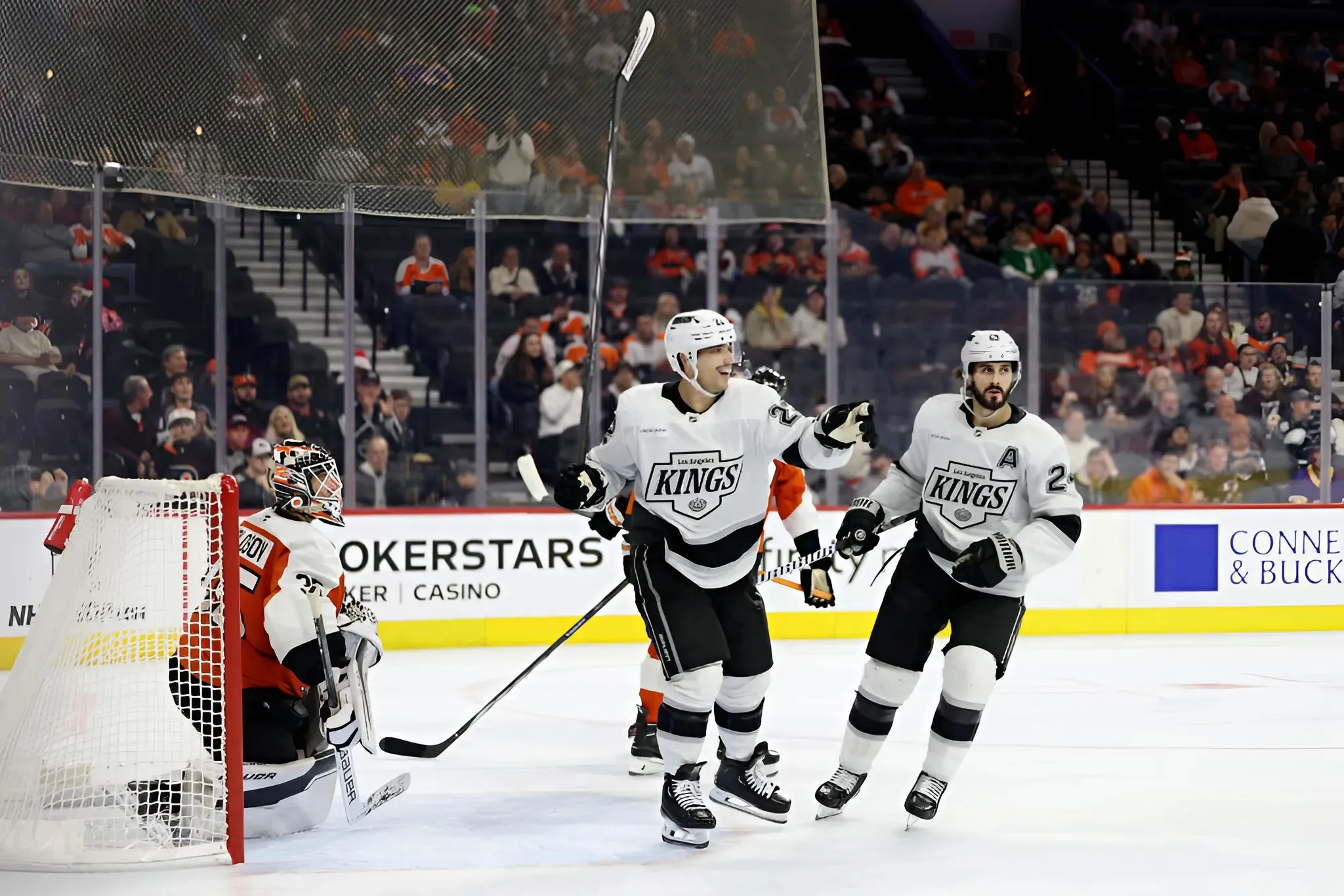 Kings Dominate Flyers 7-3 to Extend Point Streak to Three Games