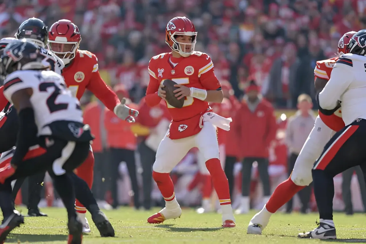 Patrick Mahomes runs 15 yards for Chiefs' first TD vs. Texans