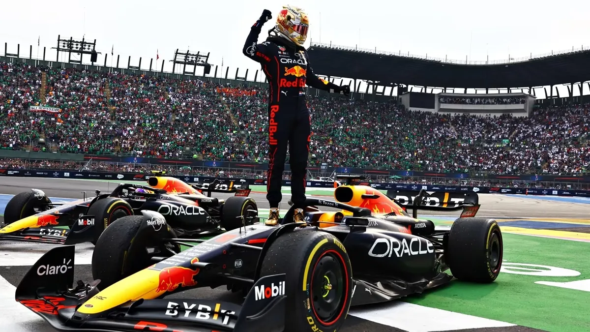 Verstappen named driver of the year by F1 rivals as Hamilton drops heavily