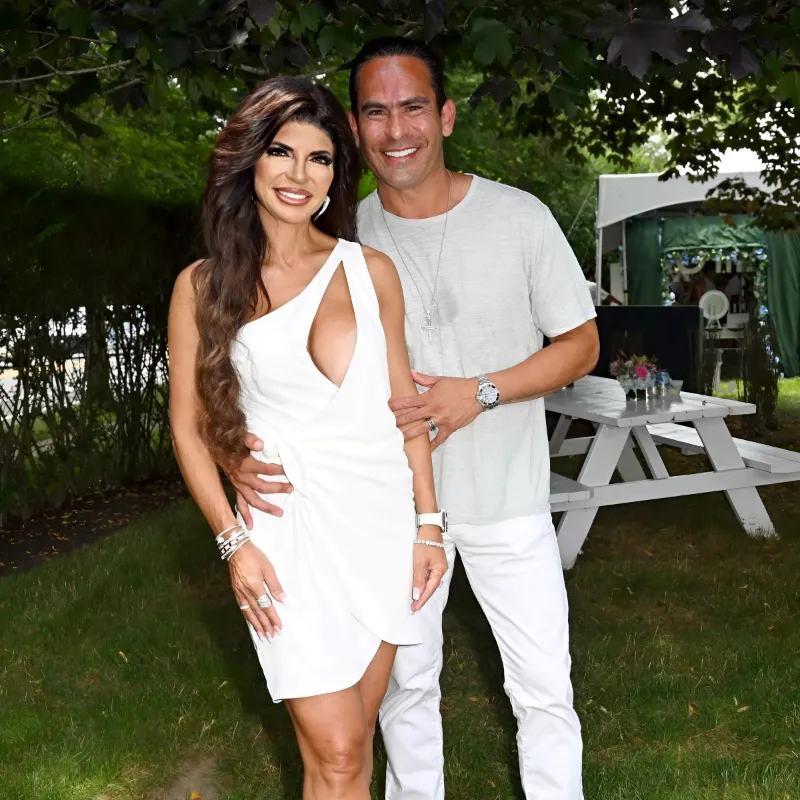 RHONJ’s Teresa Giudice & Luis Show Off Extravagant Holiday Decor at Mansion, See Their Christmas Trees and Giant Nutcrackers as Her Daughters Join Dad Joe in The Bahamas-quang