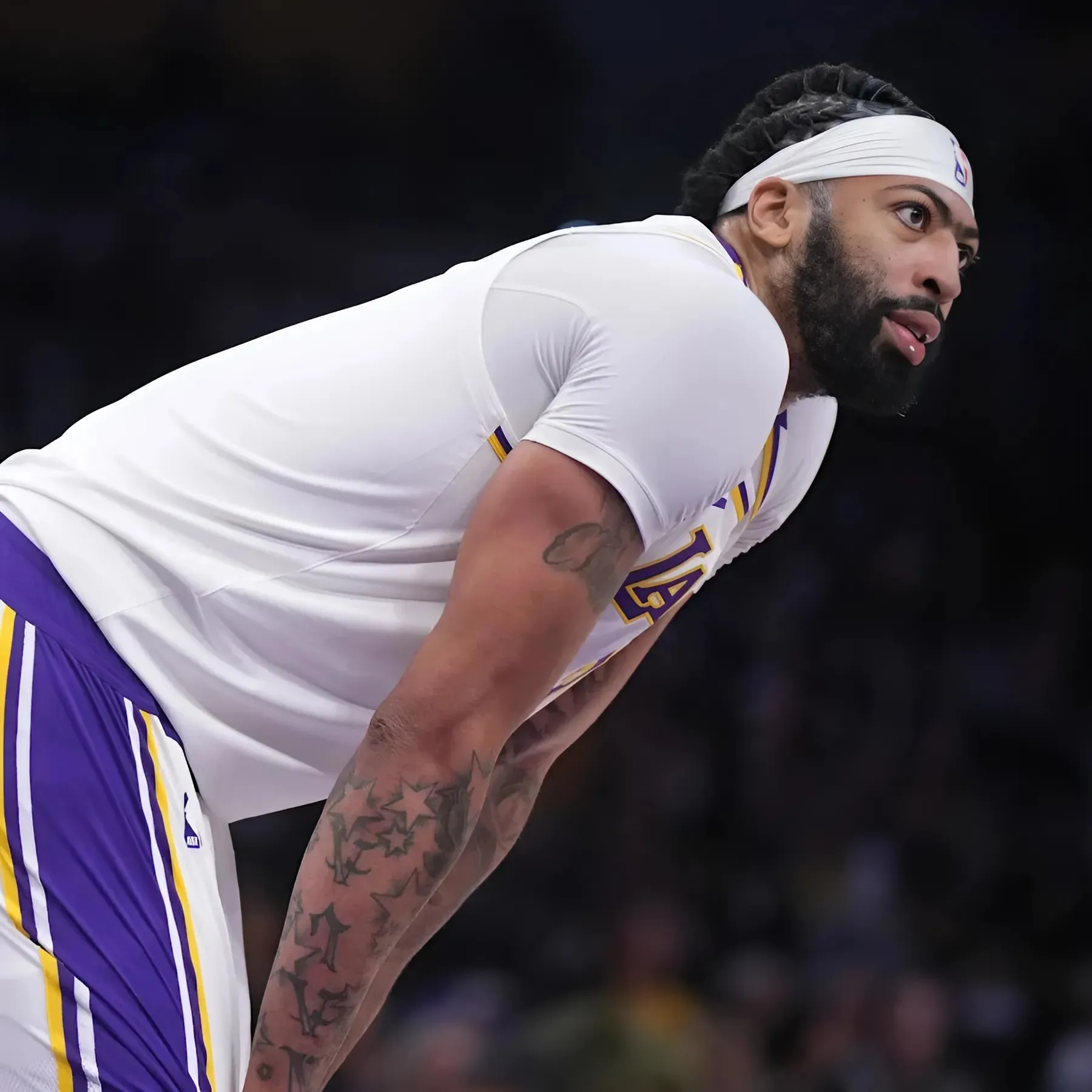 Lakers' Anthony Davis exits Warriors game with injury scare