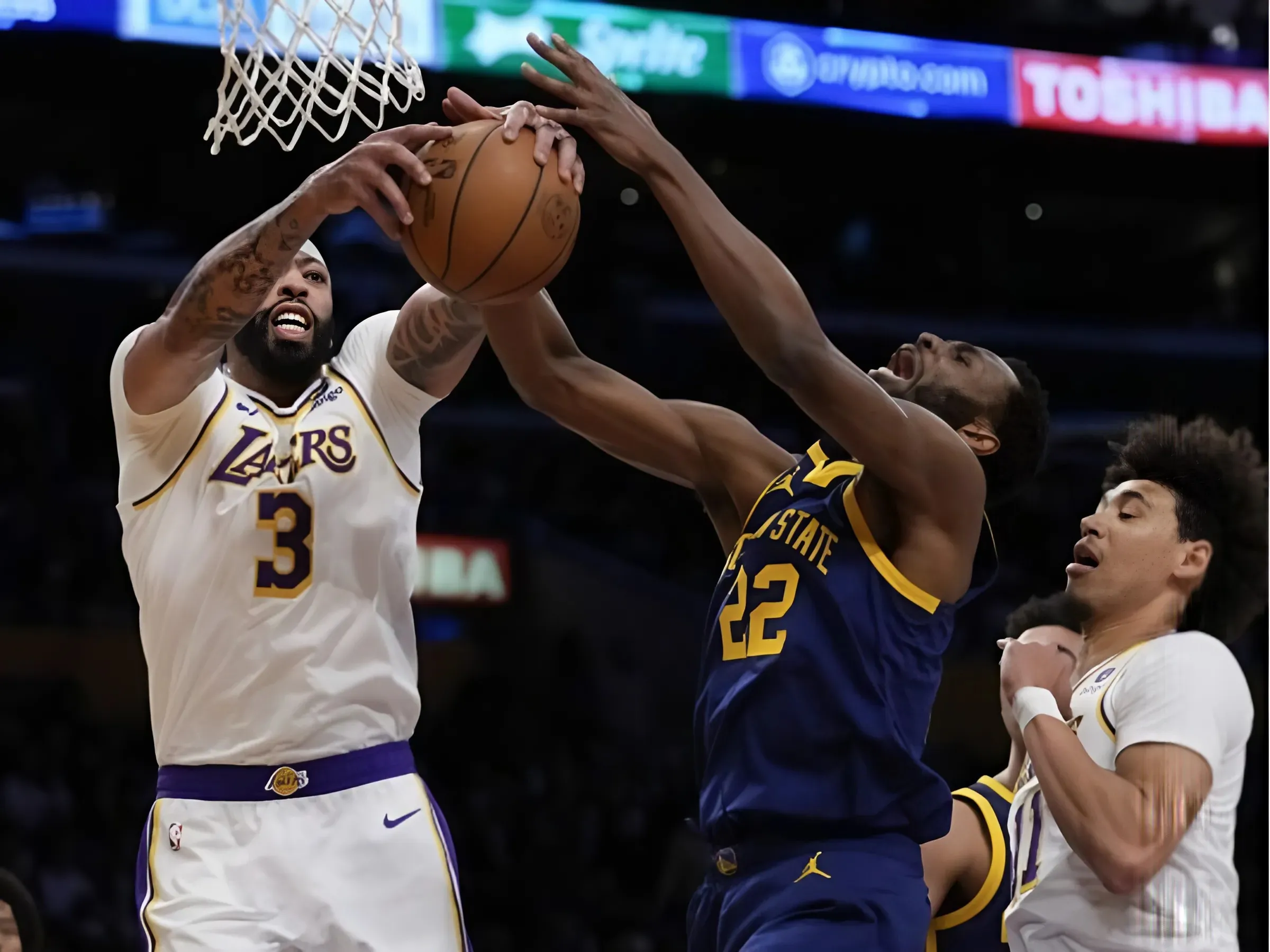 Anthony Davis Sends A Message Of Relief For Lakers Fans After Getting Injured Against Warriors