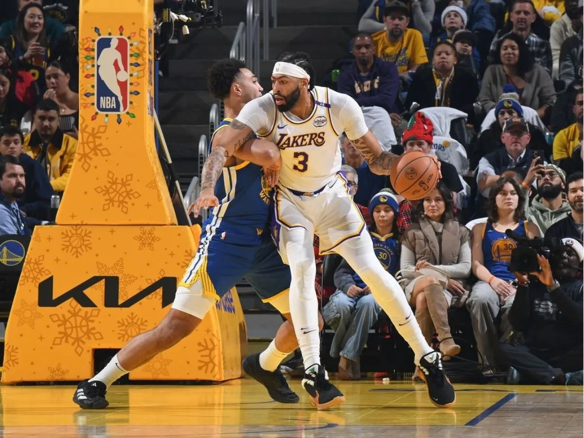 Lakers star Anthony Davis leaves game against Warriors with injury