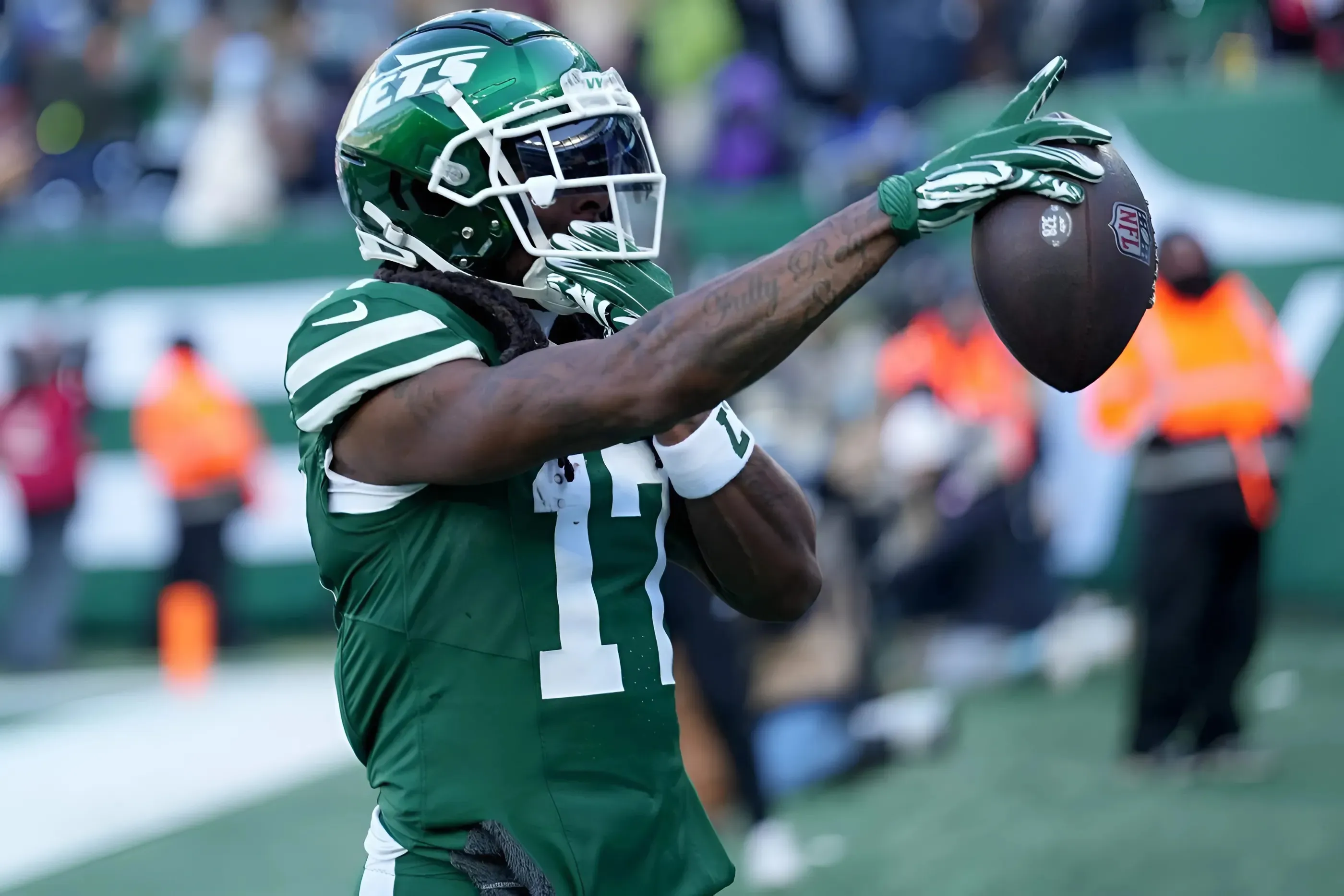 Jets WR Davante Adams Sidelined from Practice Due to Hip Injury