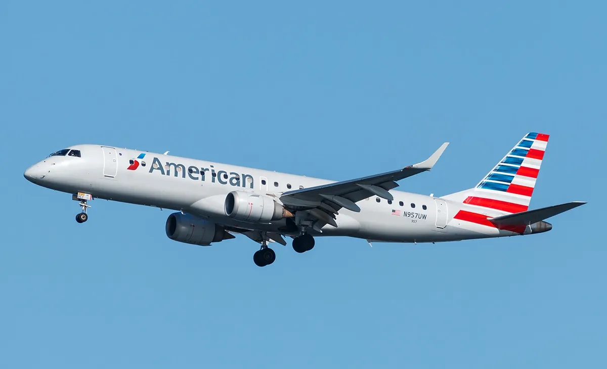 Possible lightning strike forces American Eagle Embraer E175 to divert to Pittsburgh