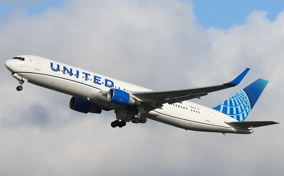 Lightning strike causes London-Bound United Airlines Boeing 767-300ER to divert to Boston