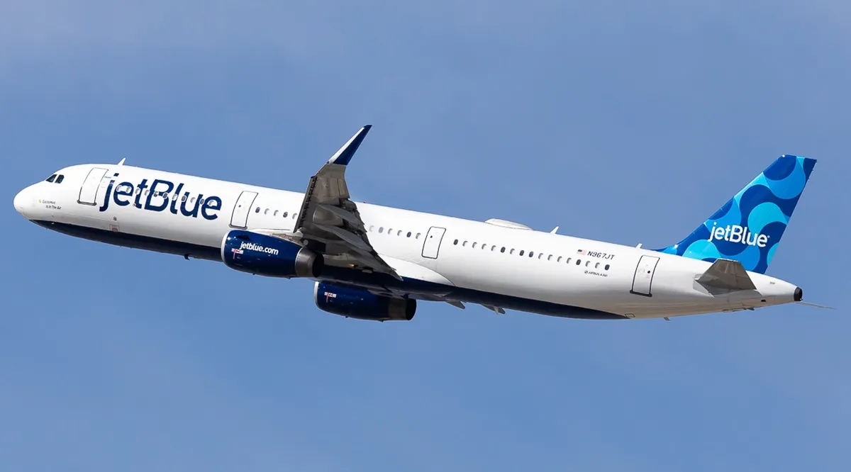 MoneyWatch JetBlue fined $2 million by feds for "chronic flight delays"