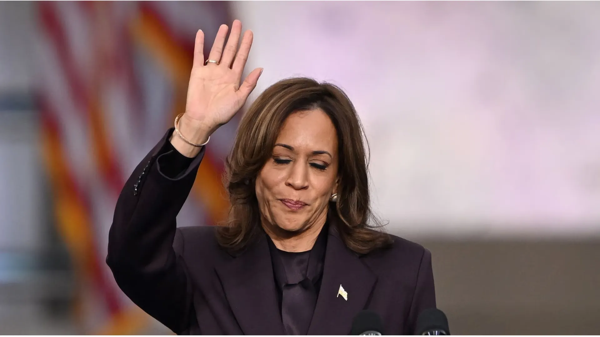 VP Harris Mocked for Flubbing Pledge of Allegiance, Sparking Social Media Backlash