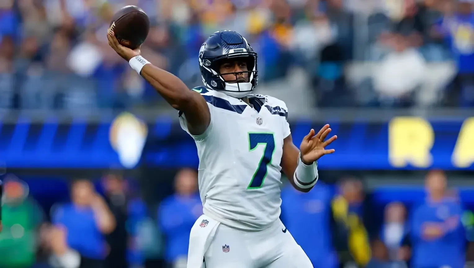 Geno Smith throws career-high 4 TD passes in Seattle Seahawks' 30-25 win over Rams